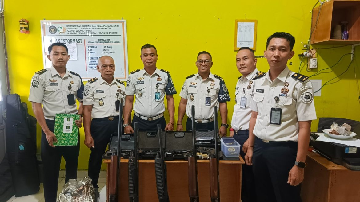 Pastikan Selalu Siap Digunakan, Lapas Bangko Lakukan Pemeriksaan Berkala Senjata Api Inventaris