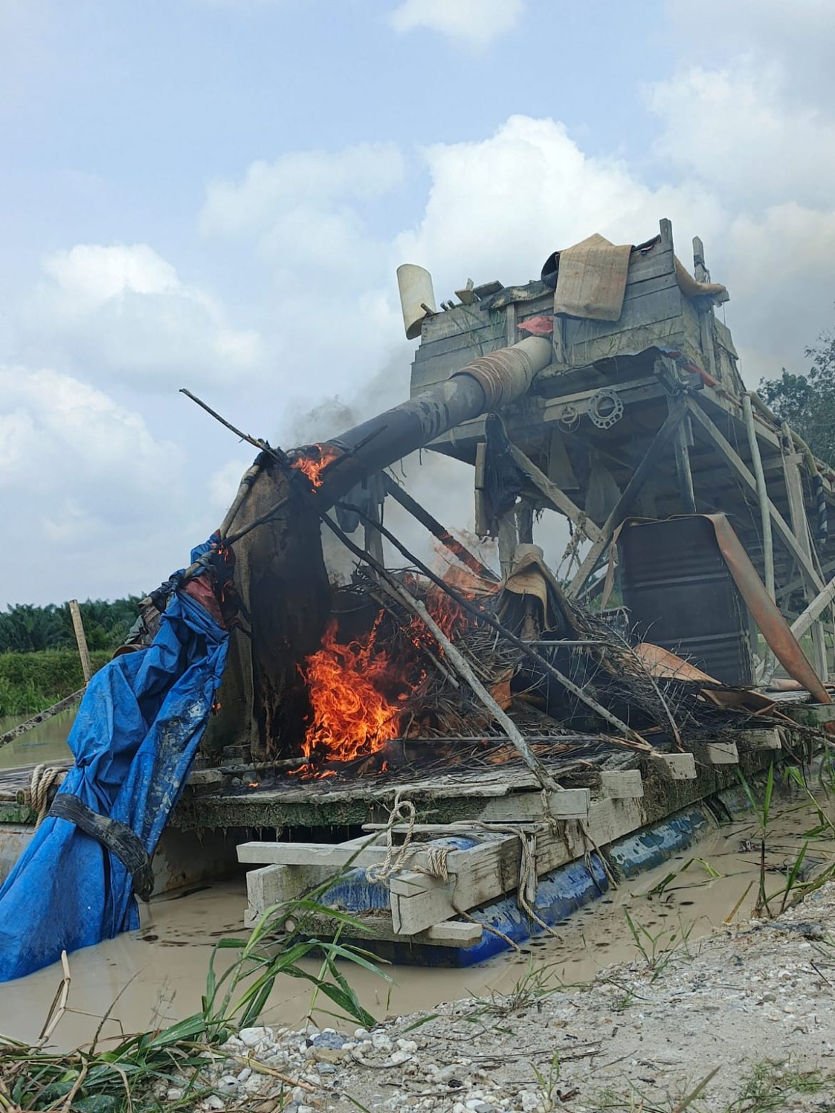 Polsek Kuantan Tengah Musnahkan Dua Rakit Dompeng PETI di Desa Beringin Taluk