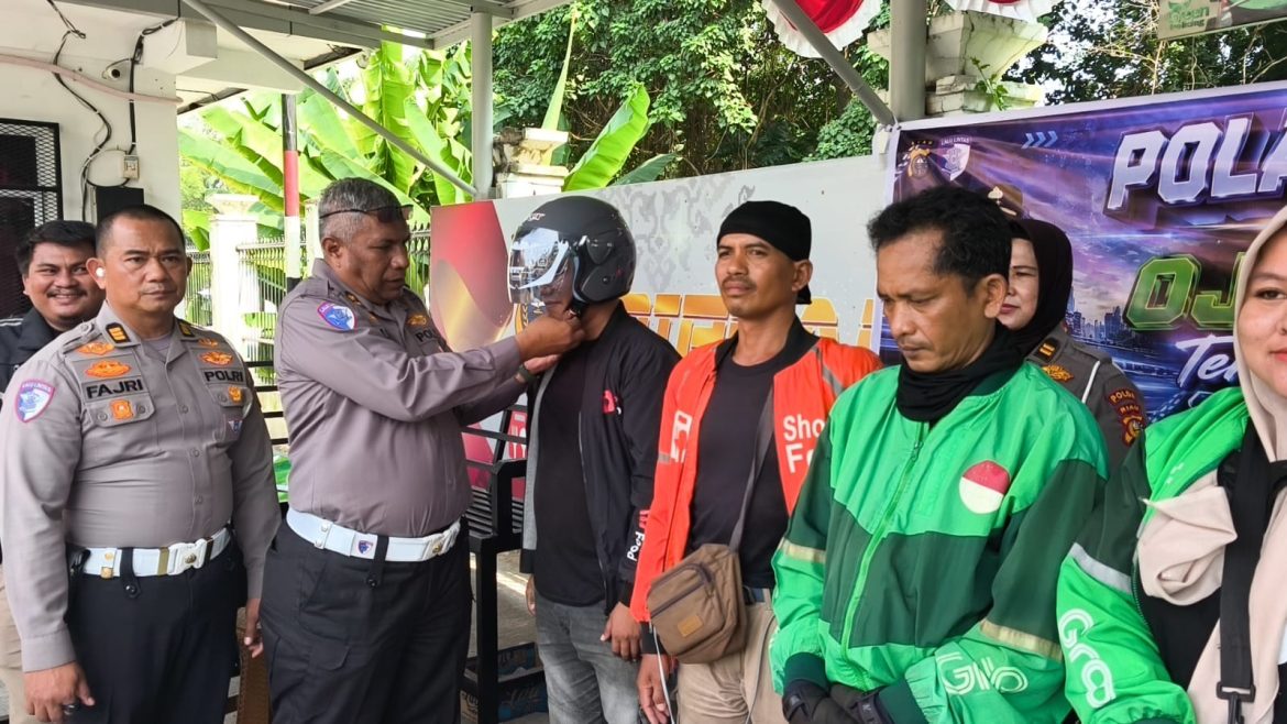 Ditlantas Polda Riau Semarakkan HUT ke-81 RI Bersama OJOL, Bagikan Sembako, Helm SNI, dan Gelar Konvoi Kemerdekaan