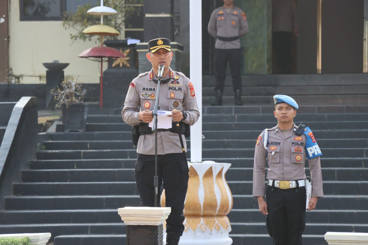 Apresiasi Dedikasi Anggota, Kapolres Way Kanan Serahkan Penghargaan Kepada Tiga Polsek Berprestasi