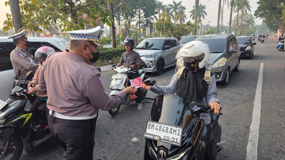 Polantas Polda Riau Sigap Berikan Pelayanan di Tengah Kabut Asap