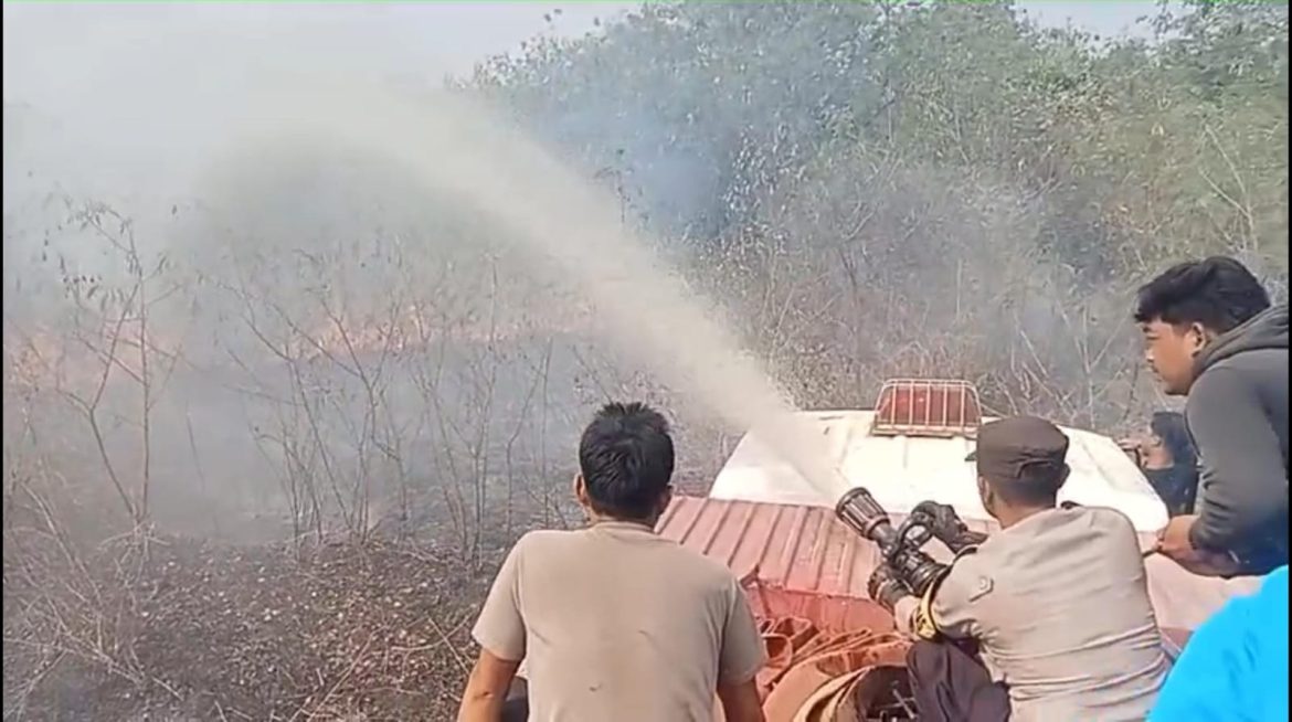 Gerak Cepat Polsek Bukit Kemuning Padamkan Kebakaran Lahan di Abung Tinggi