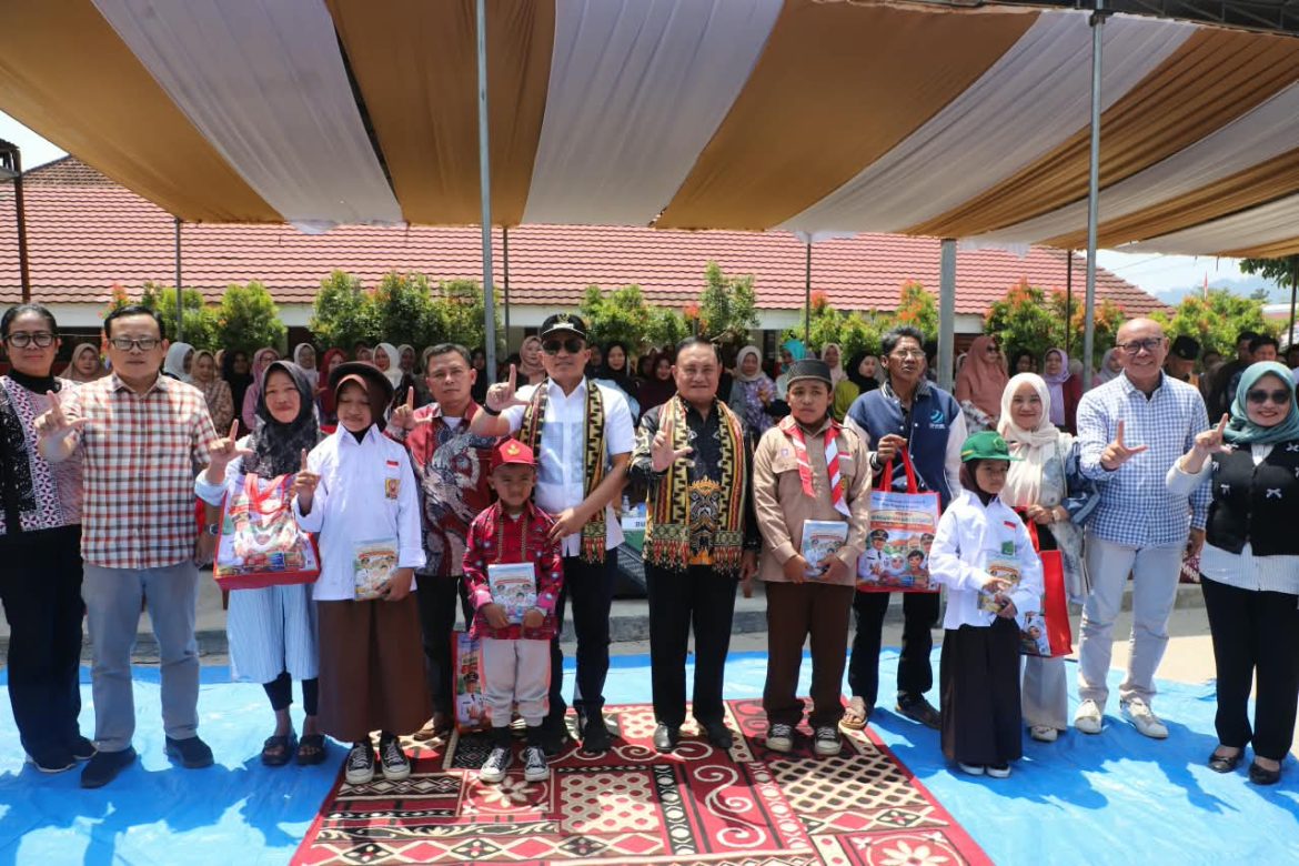 Cegah Anak Minder hingga Putus Sekolah, Bupati Parosil Mabsus Salurkan Seragam Gratis bagi Ratusan Siswa Lampung Barat