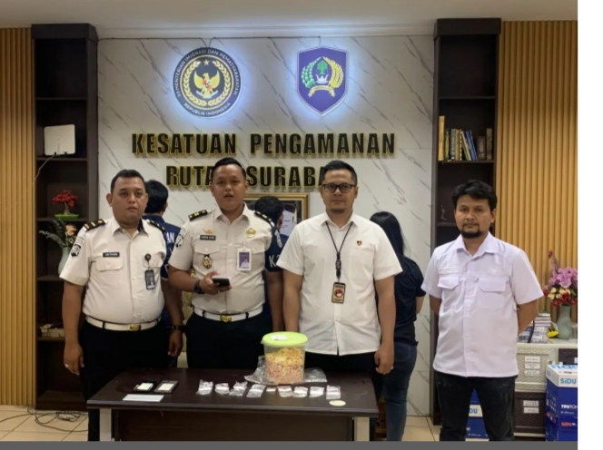 Rutan Kelas I Surabaya Gagalkan Penyelundupan 9 Pocket Diduga Sabu, Disembunyikan dalam Kerupuk