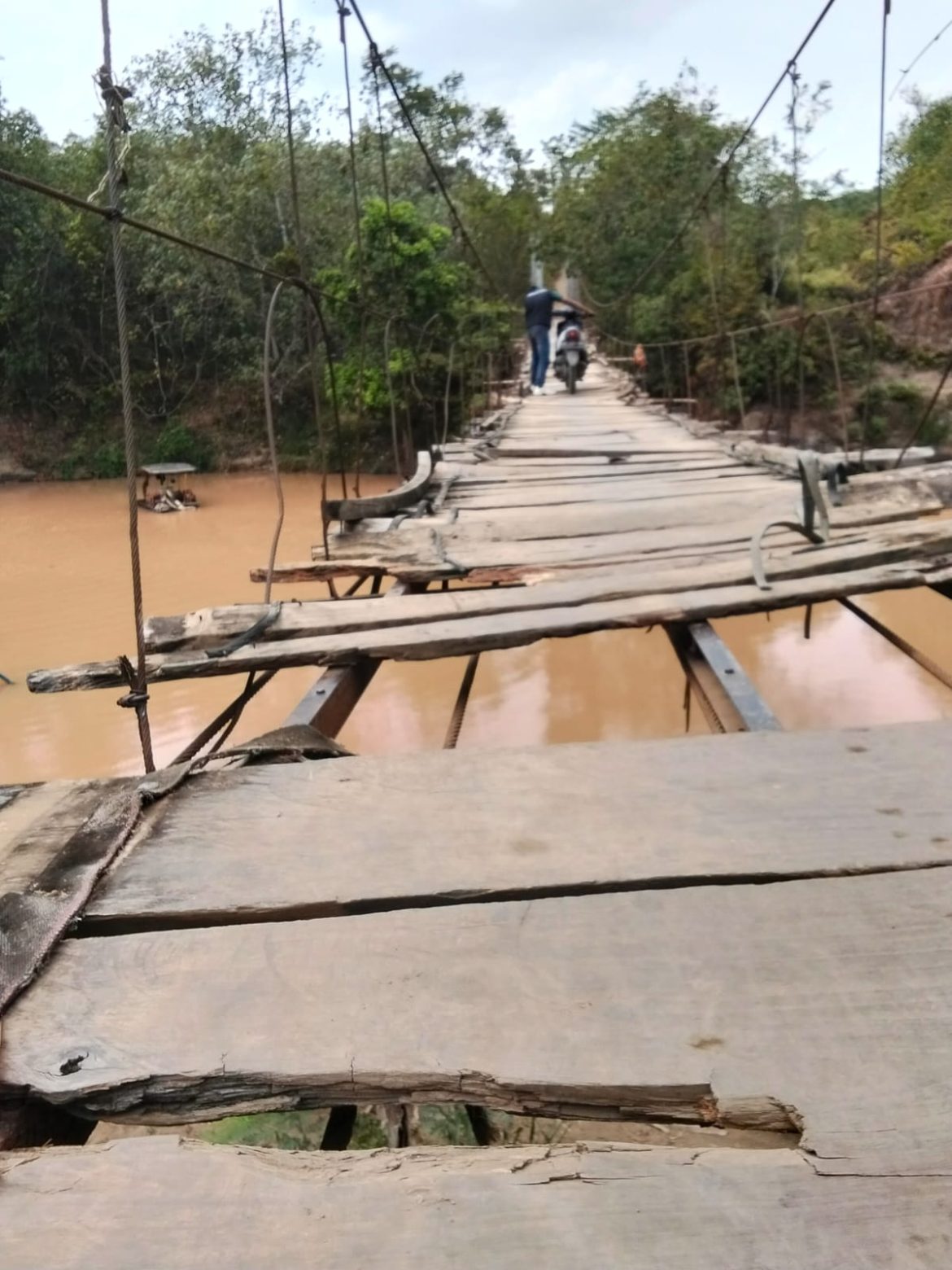 Jembatan Gantung Ojo Lali–Gistang Rusak Parah, Warga Minta Segera Diperbaiki!