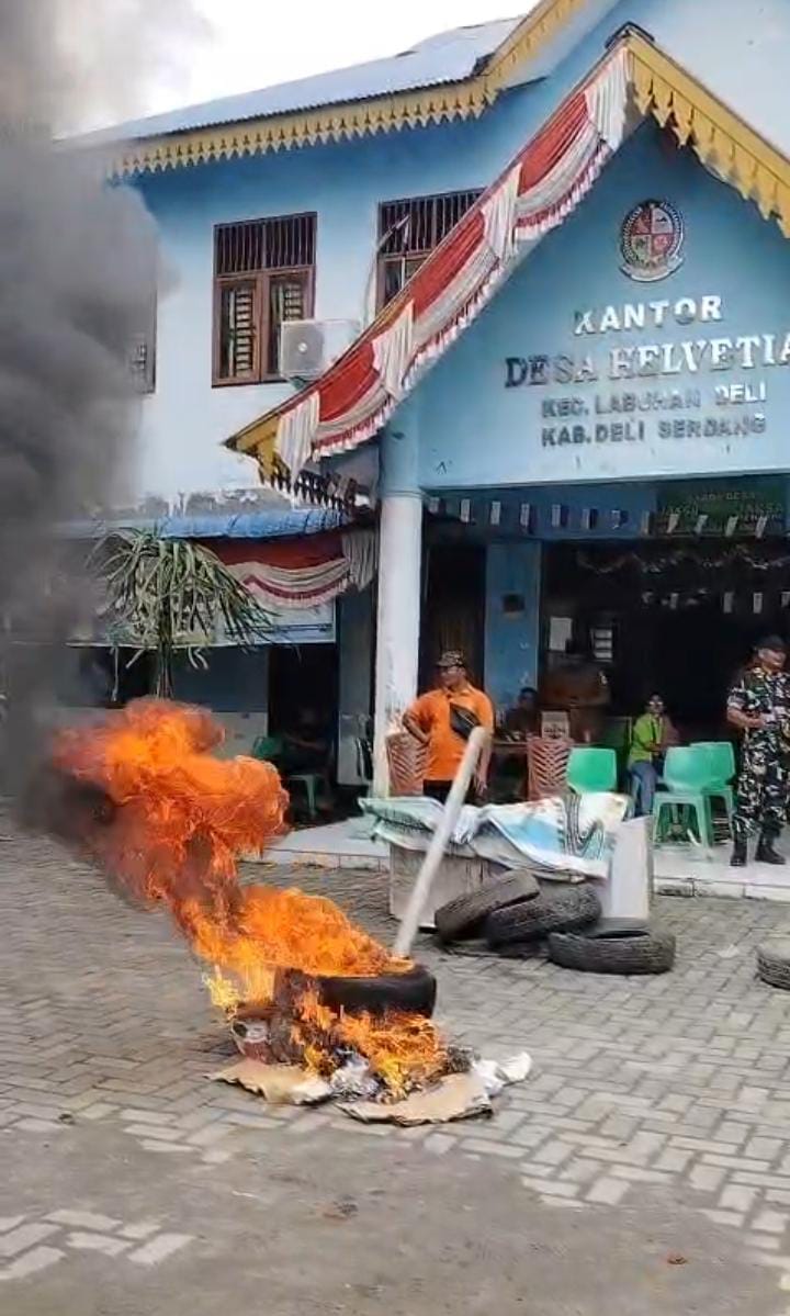 Kades Helvetia Terbitkan Surat Keterangan di Objek Yang Sama, Puluhan Warga Dusun IV Helvetia Geruduk Kantor Desa dan Bakar Ban Bekas