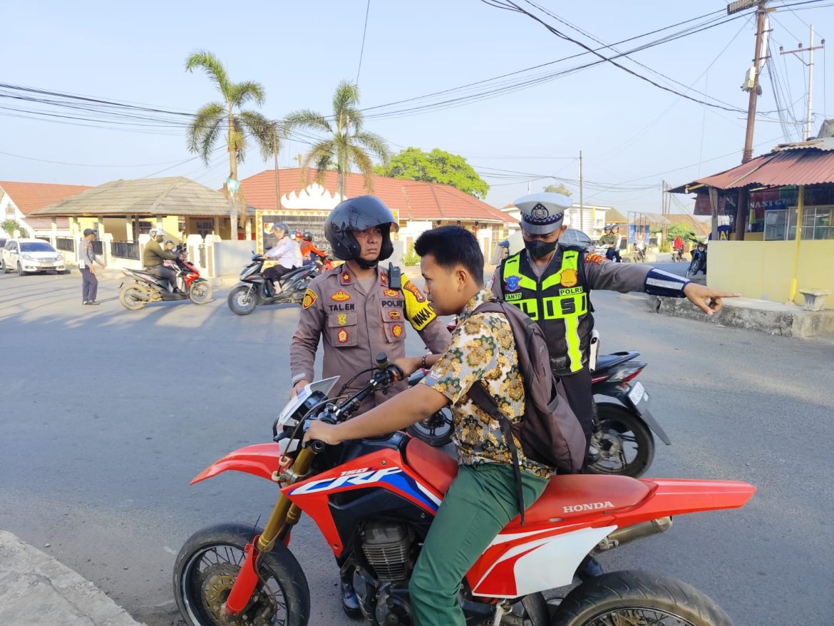Pam Rawan Pagi, Wakapolres Lampung Utara Imbau Pengendara Sepeda Motor Selalu Gunakan Helm