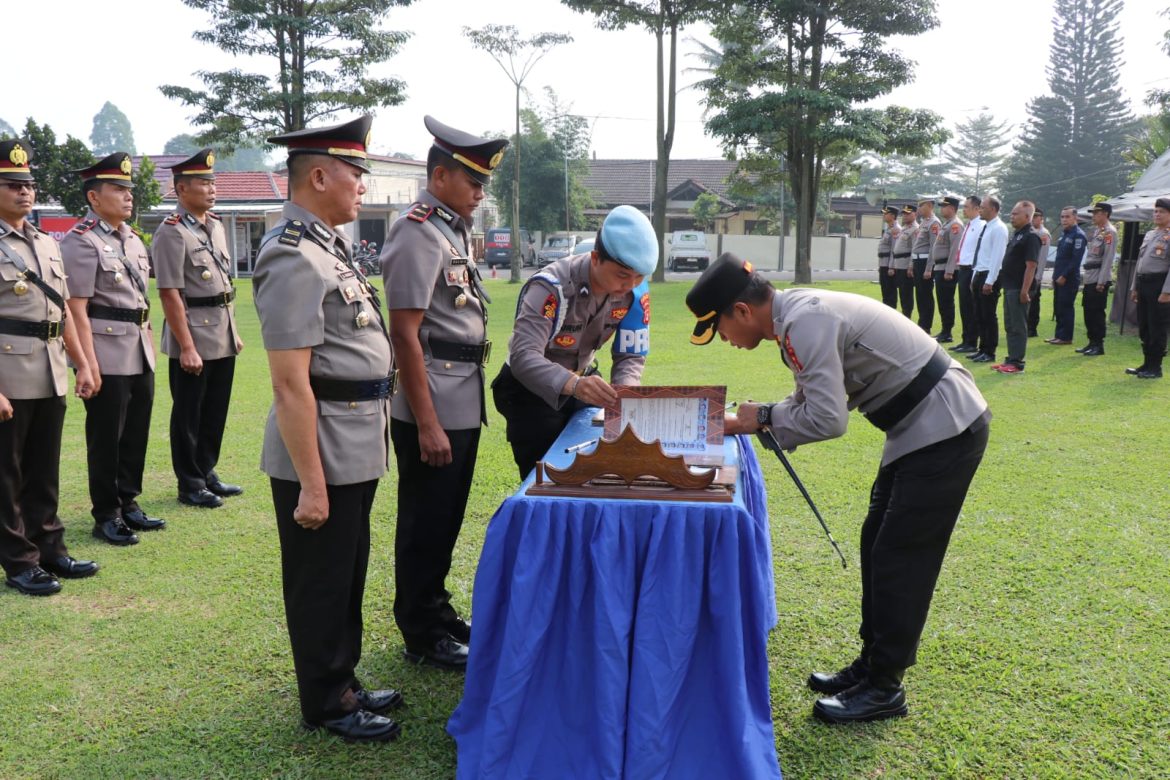 Pimpin Upacara Sertijab PJU dan Kapolsek Jajaran, Kapolres Lampung Barat Tekankan Pengabdian dan Pelayanan Maksimal