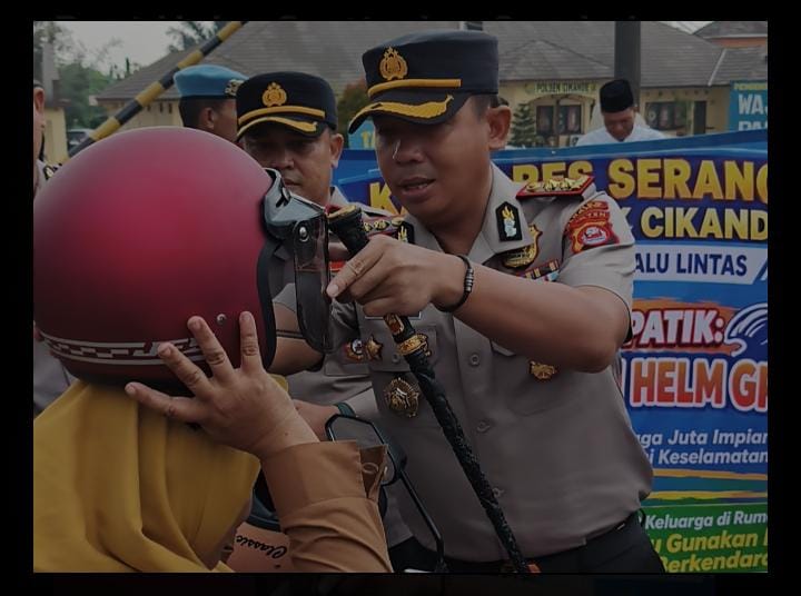 Kunjungan Kerja di Polsek Cikande, Kapolres Serang Bagi-Bagi Helm Gratis dan Sembako kepada Masyarakat