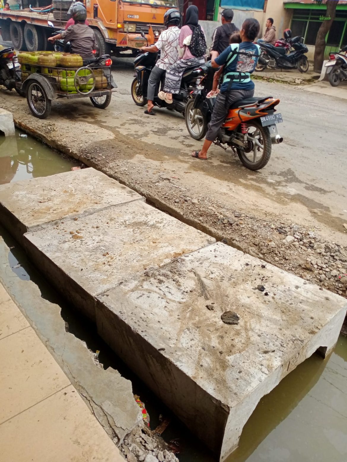 Pekerjaan Drainase Ancam Keselamatan dan Rugikan Ekonomi, Pelaku Usaha di Marendal 1 Layangkan Surat Protes