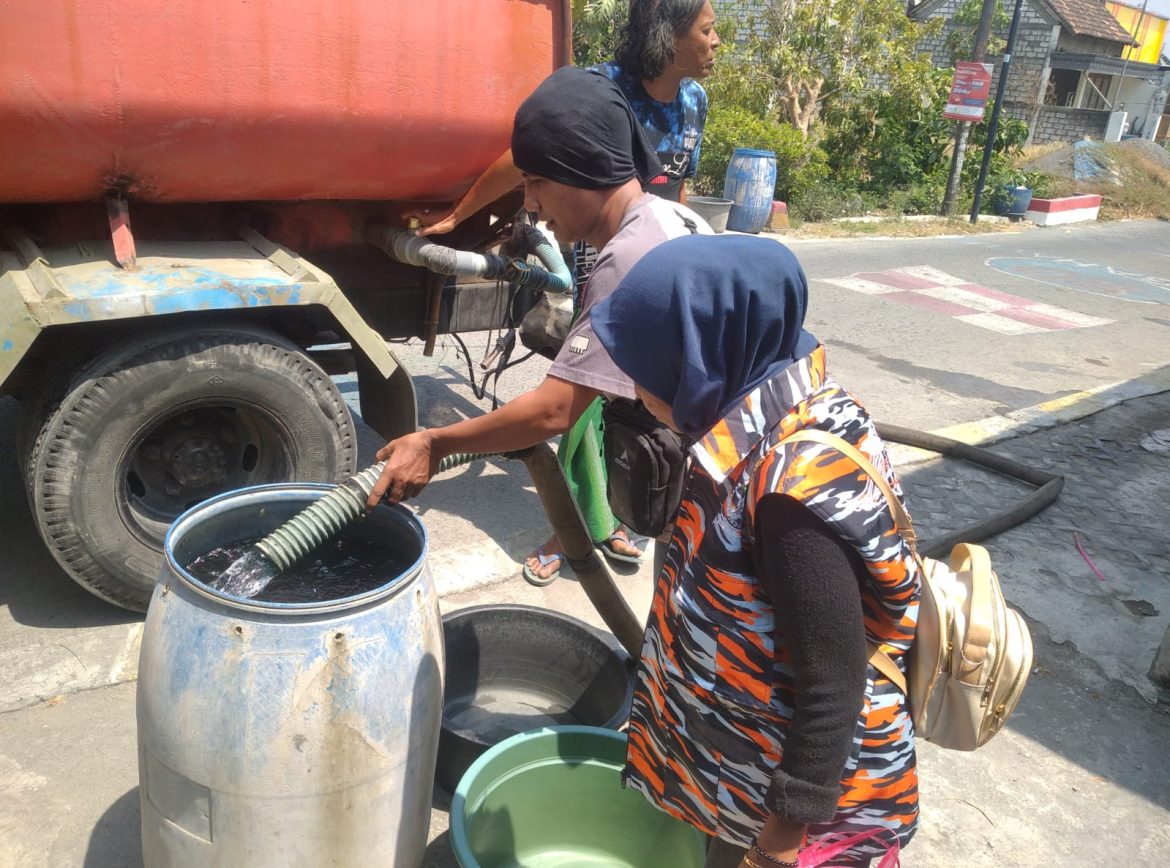 Atasi Kekeringan di Tengah Kemarau, LSM GMBI Distrik Gresik Dan Ketua KSM Salurkan Air Bersih ke Desa Tumapel   