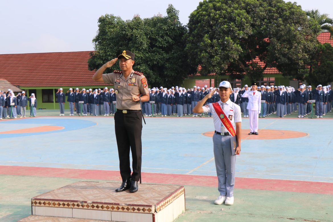 Kapolres Lampung Barat Jadi Pembina Upacara di SMA Negeri 1 Liwa, Ajak Pelajar Jauhi Bullying dan Narkoba
