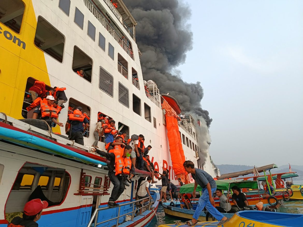 KMP Batu Mandi Terbakar di Perairan Merak, Proses Evakuasi Sedang Berlangsung