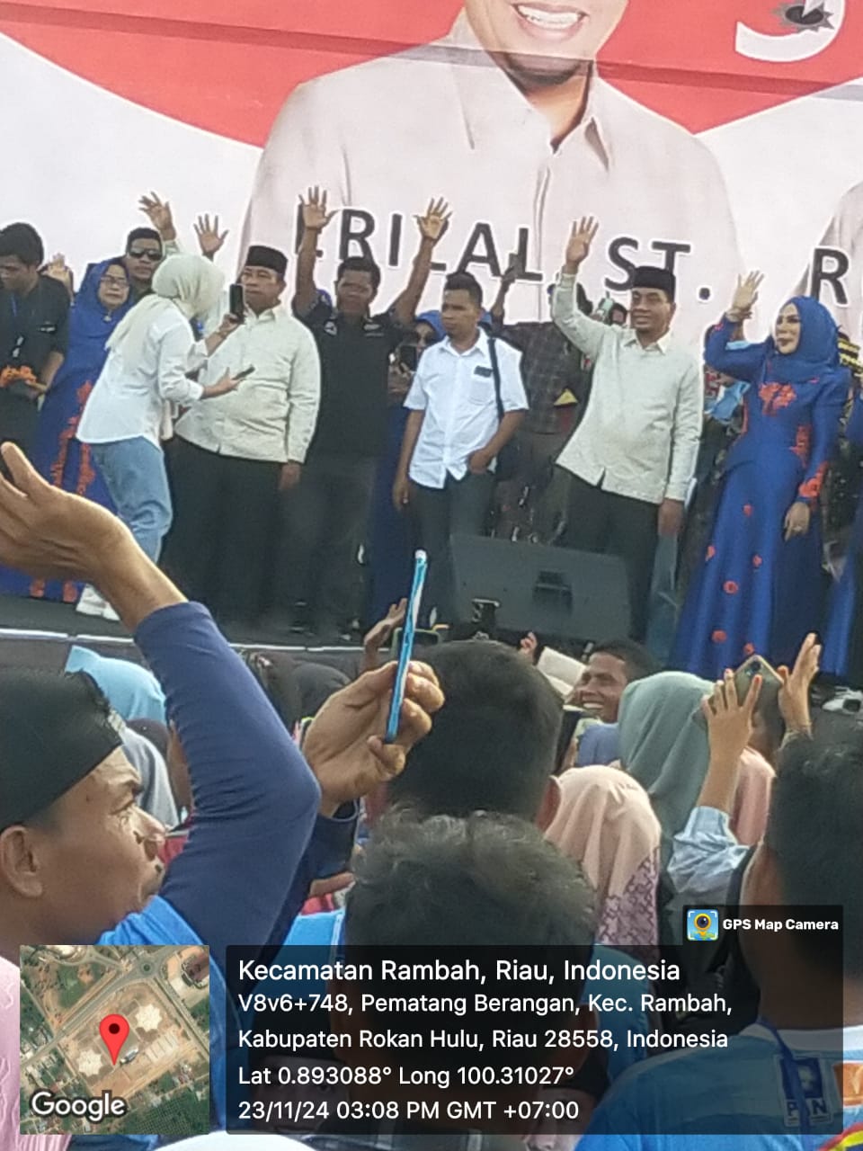 MENYALA!!!! Ribuan Masyarakat Rokan Hulu Padati Lapangan Pematang Baih di Acara Kampanye Akhbar Paslon Bupati dan Wakil Bupati Nomor Urut 5