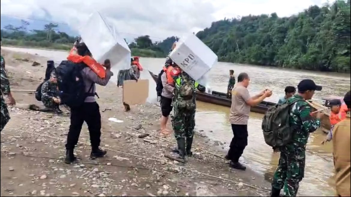 Dari Mengarungi  Sungai Hingga Berjalan Kaki, Polri Bersama TNI Kawal Ketat Pendistribusian Logistik Pilkada Kewilayahan Pedalaman Aceh Timur