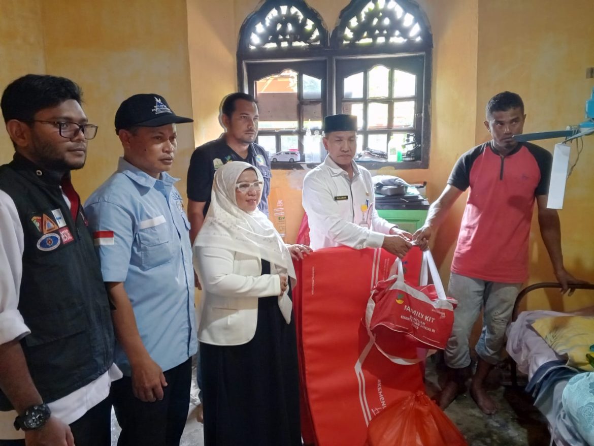 Dinas Sosial Salurkan Bantuan Terhadap Dua Warga Lumpuh Di Kecamatan Peureulak Barat
