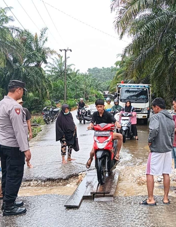 Jalan Penghubung Antara Rimo Dan Singkohor Rusak Parah Akibat Banjir