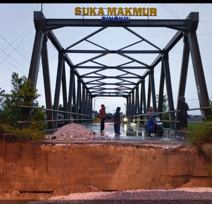 Jembatan Menuju Desa Suka Makmur,Longsor Akibat Banjir Di Kecamatan Singkil, Kabupaten Aceh Singkil