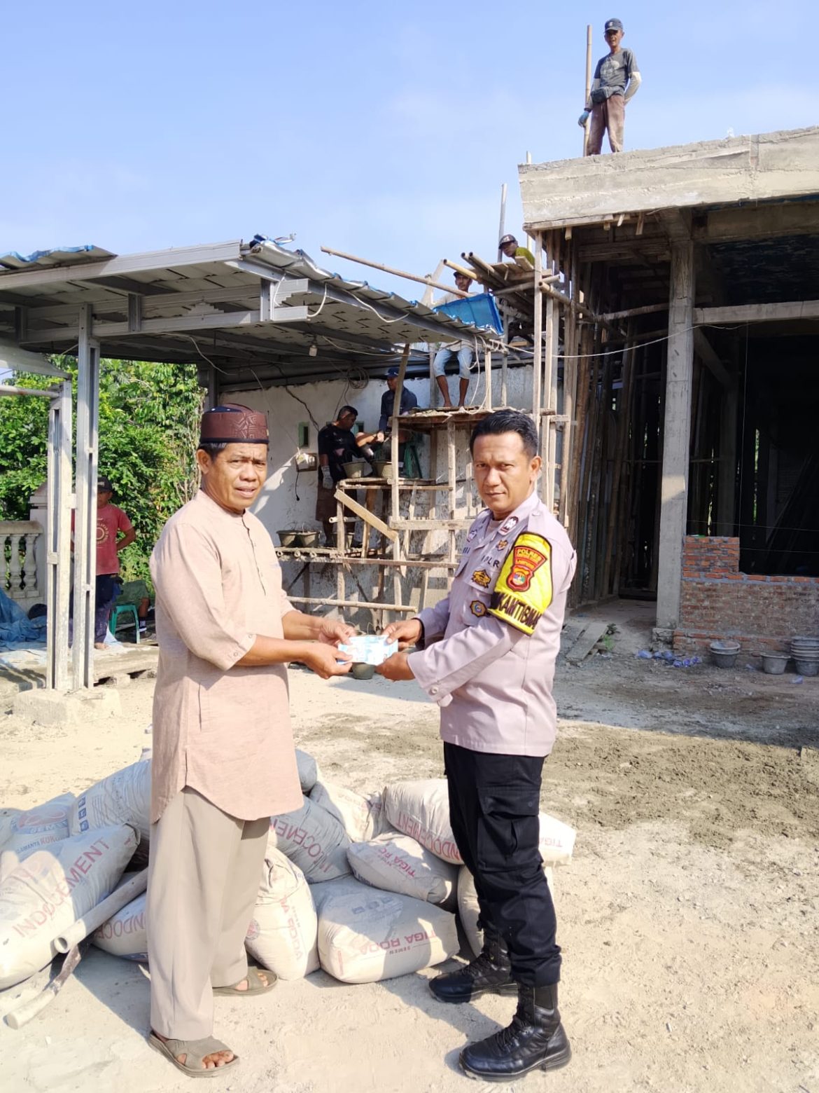 Bhabinkamtibmas Polres Lampung Utara Sambang Warga dan Salurkan Bantuan Semen untuk Pembangunan Masjid