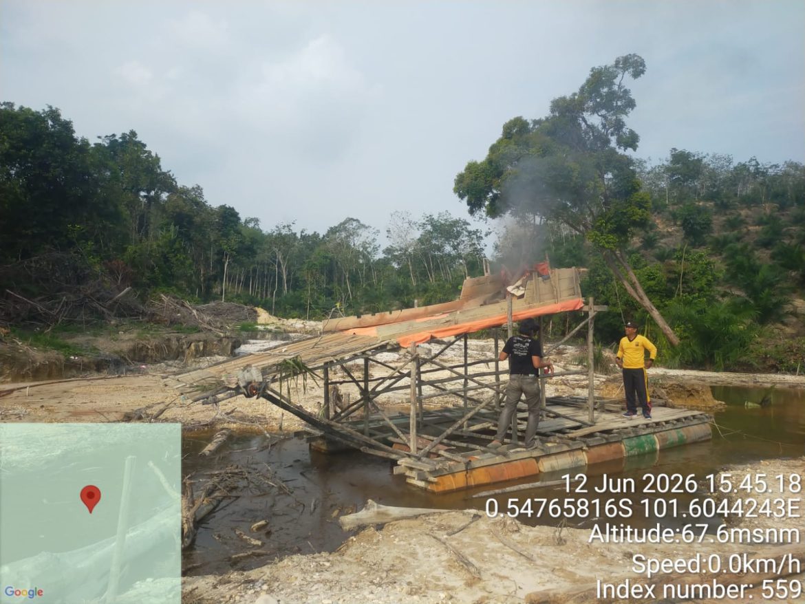 Polsek Kuantan Tengah Tertibkan Enam Rakit PETI di Aliran Sungai Tonam