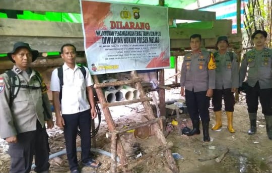 Kapolsek Meliau Pimpin Langsung Sosialisasi dan Pemasangan Banner Anti PETI