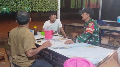 Babinsa Peltu Tema Arifadi Sinergi Bersama Warga Sungai Menang Laksakan Ronda Malam