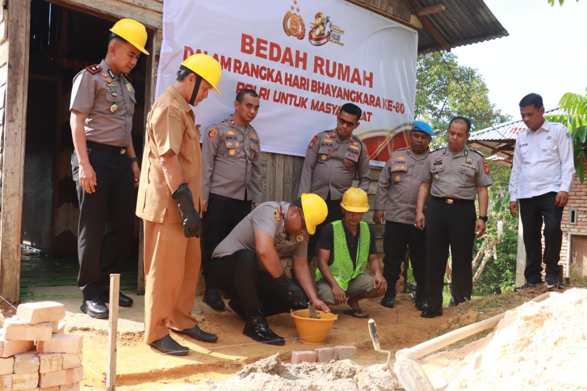 Wujud Nyata ‘Polri Untuk Masyarakat’, Polres Kampar Bedah Rumah Warga Kurang Mampu di Hari Bhayangkara ke-80