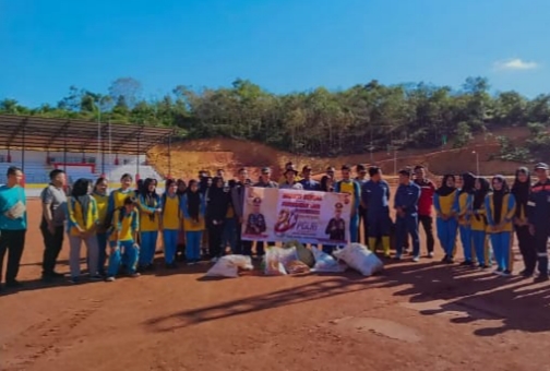KERJA BAKTI – Polsek Tayan Hilir menggelar kegiatan bakti sosial berupa aksi bersih-bersih lingkungan di kawasan Lapangan Gelora Mak Tipoi, Desa Kawat, Kecamatan Tayan Hilir, Kabupaten Sanggau