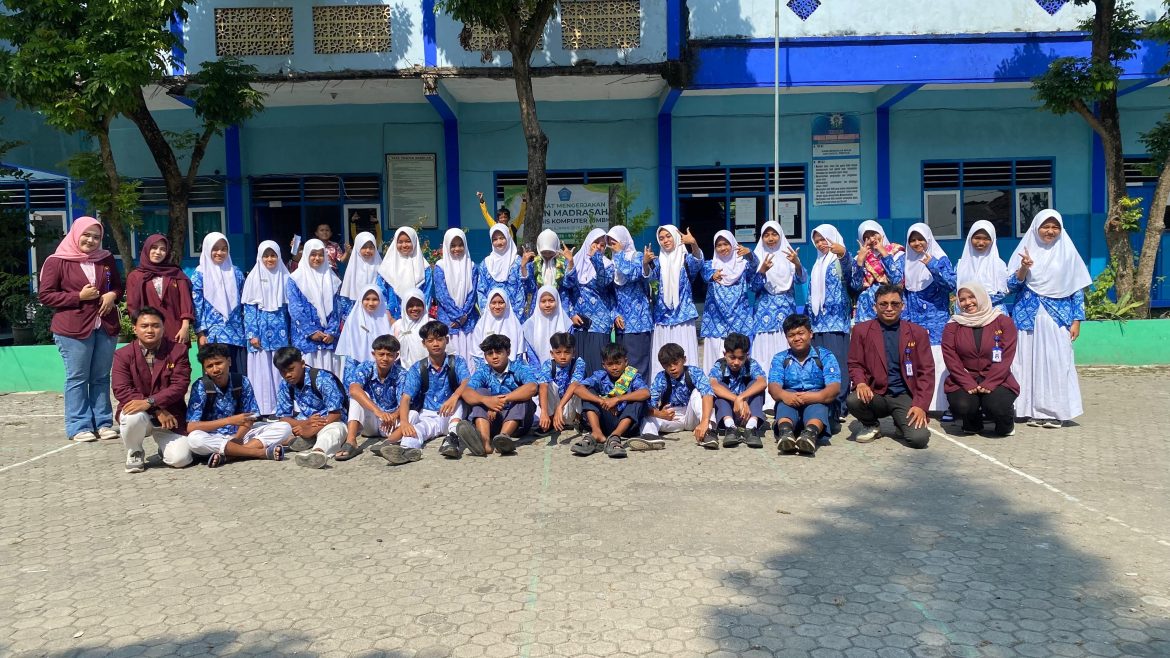 Mahasiswa Keperawatan UMLA Edukasi PHBS di MTs Menongo