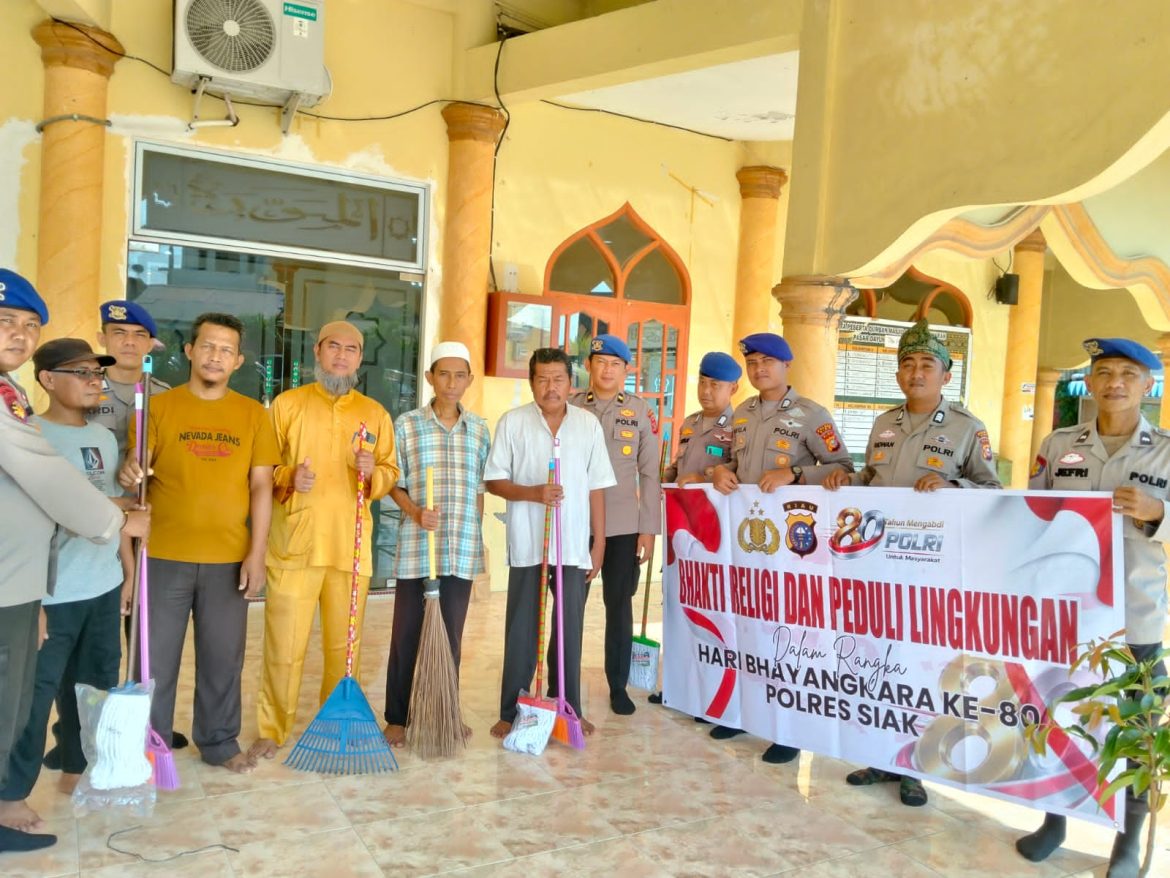 Sambut Hari Bhayangkara ke-80, Polres Siak Gelar Aksi Religi dan Peduli Lingkungan di Masjid Al Munawarah Dayun