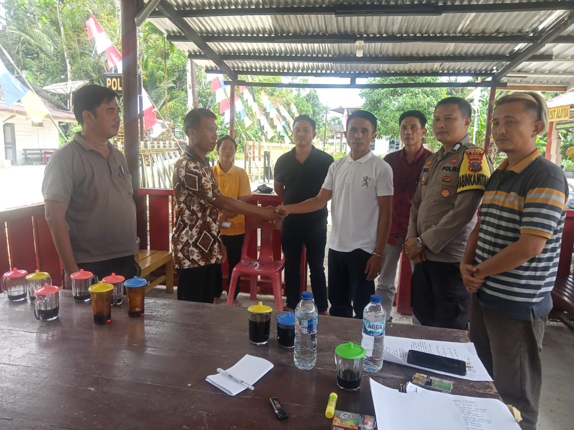 Tuak,Jadiperusak Hubungan Darah, Polsek Aloo’a Dan Kades Jadi Saksi Saat Anak dan Bapak Saling Berpelukan Di Ruang Mediasi