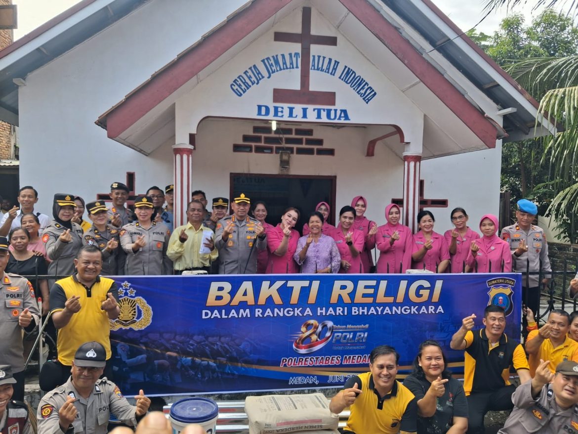 Kunjungan Kerja ke Polsek Deli Tua, Kapolrestabes Medan Salurkan Bansos di Gereja GJAI