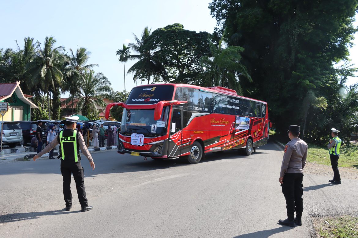 Polres Merangin Kawal Kepulangan Jemaah Haji, 101 Jemaah Disambut Haru di Kantor Bupati