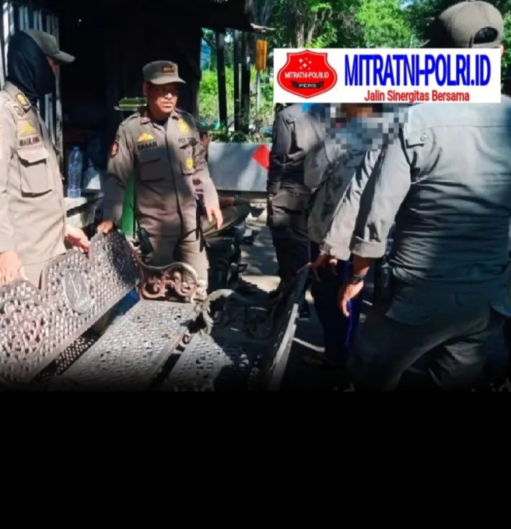 Pencuri Kursi Besi Fasilitas Umumu di Surabaya Pakai Ambulance