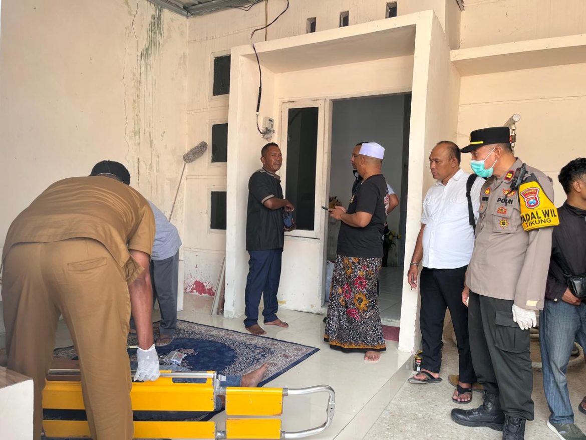 Respon Cepat Polres Lamongan Evakuasi Jenazah Pria yang Ditemukan Meninggal di Teras Rumah Kost