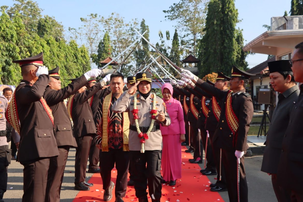Disambut Tradisi Pedang Pora, AKBP Raswidiati Anggraini, S.I.K. Resmi Jabat Kapolres Lampung Utara