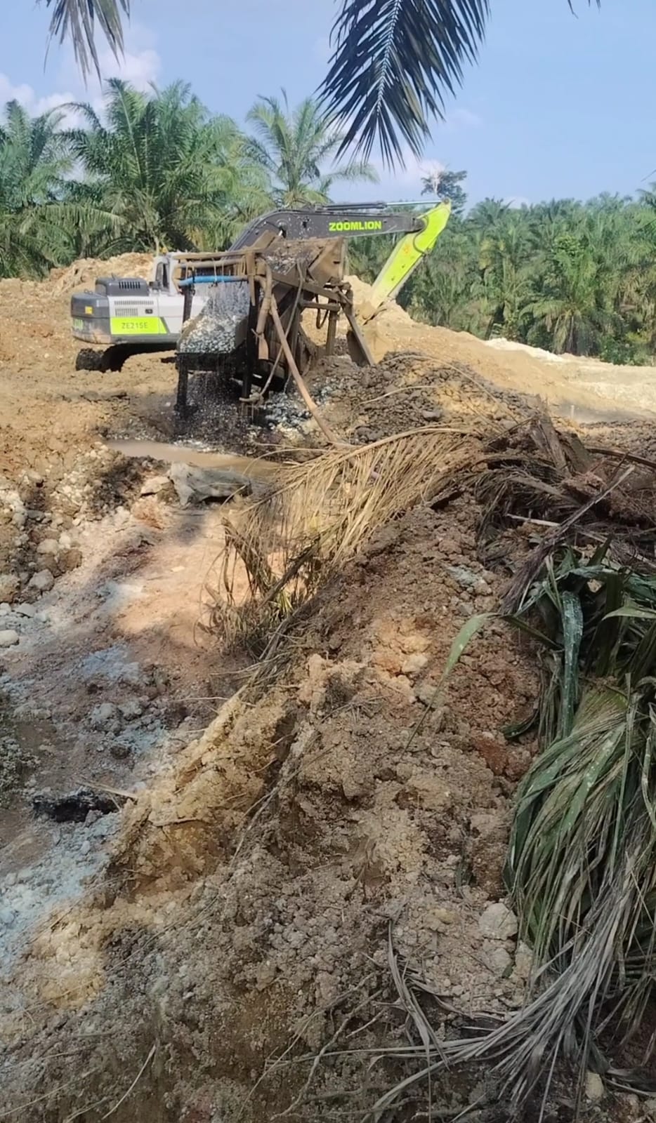 Aktivitas tambang ilegal di desa mudo semakin merajalela ,tidak pernah tersetuh hukum