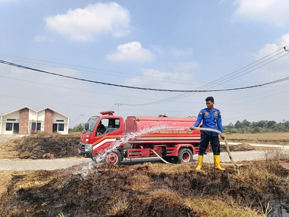 DAMKAR Kota Serang Bantu Warga Centro Park Siapkan Lahan Fasilitas Olahraga