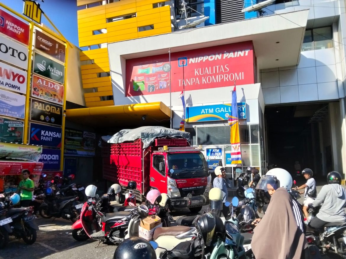 Masyarakat Kota Ternate Protes Kebijakan Penghentian Penyediaan Kantong Plastik di Toko Bahan Bangunan Makmur Utama