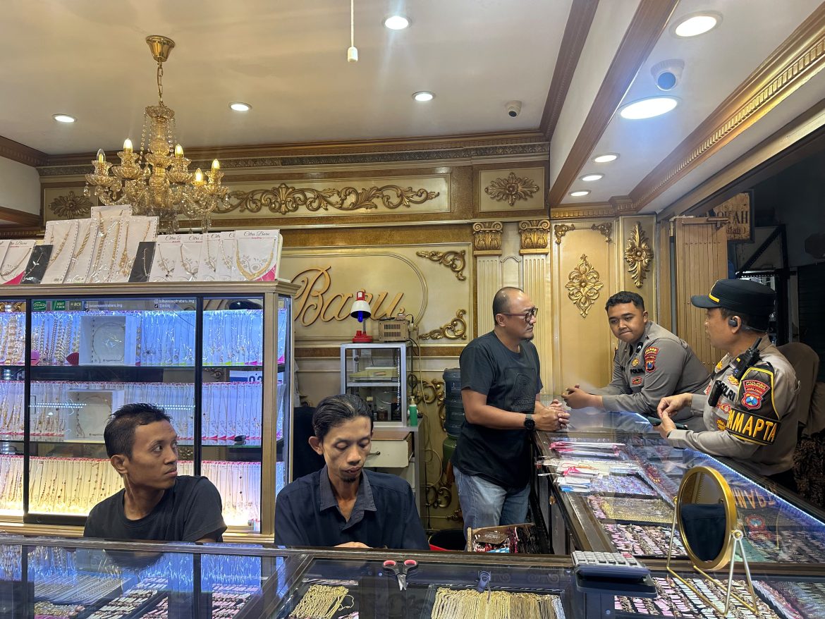Beri Rasa Aman, Pamapta Patroli Sasar Toko Emas Di Pasar Kota Lamongan 