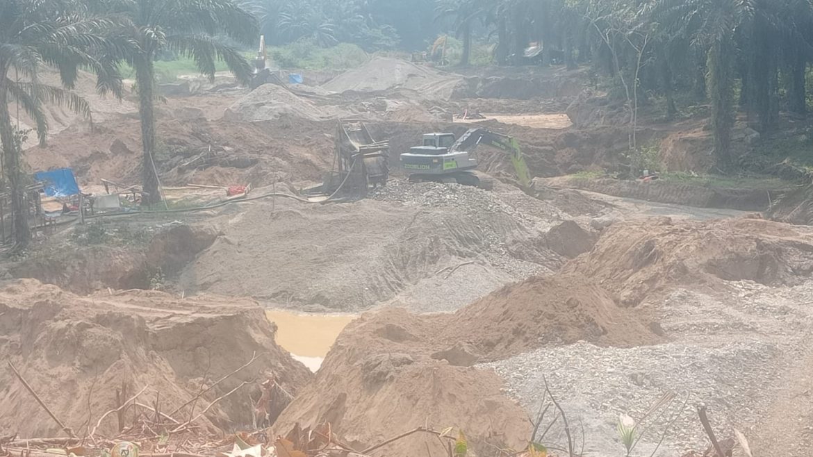 Di Tengah Gencarnya Penertiban PETI,Tiga Excavator Sumitomo Dan Zoomlion Diduga Milik Pah Dan Asep Beroperasi di Pulau Layang