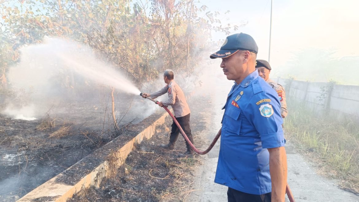 Api Berkobar di Dekat Perumahan, Polsek Lamongan Kota Gerak Cepat Cegah Kebakaran Meluas